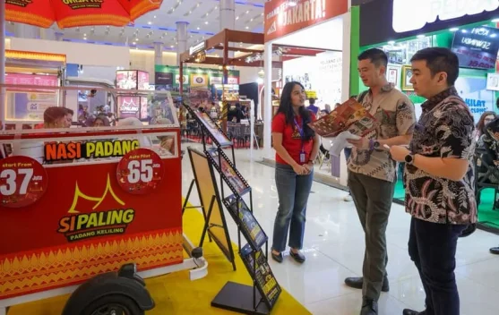 Ilustrasi pelaku UMKM menerima pembiayaan KUR senilai Rp197 triliun