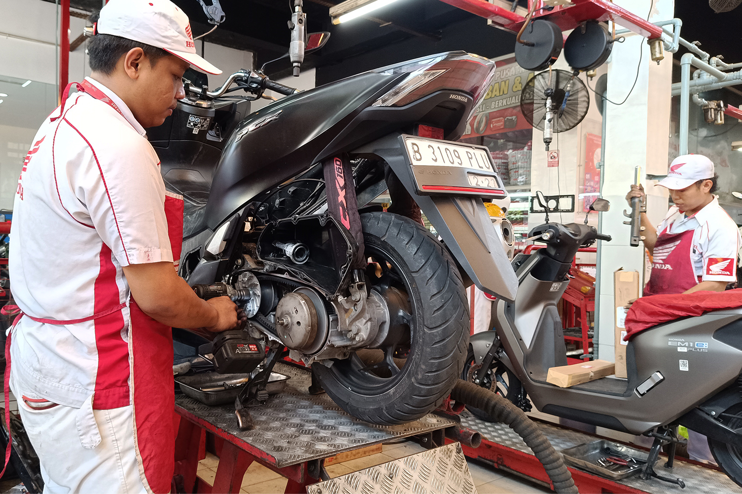Kendaraan motor matic Honda di AHASS dengan layanan servis selama promo Harpelnas