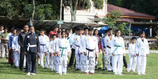 Delapan atlet Muaythai Samosir menerima penghargaan di Tanah Lapang Pangururan