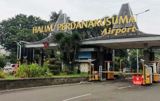 Bandara Halim Perdanakusuma ditutup sementara karena sebaran abu vulkanik Anak Krakatau