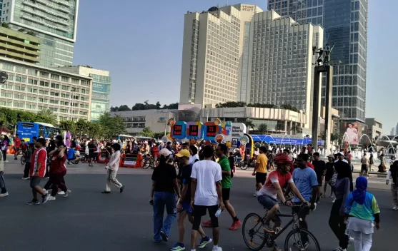 Warga di Car Free Day Jakarta memakai masker waspadai abu vulkanik