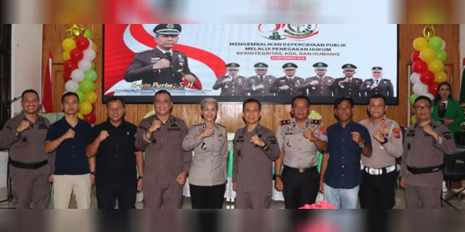 Kapolres dan pejabat Polres memberi kejutan kue ulang tahun ke-81 Kejaksaan di Kejari Pematangsiantar