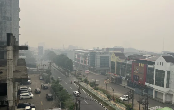 Operasi pengendalian kebakaran hutan dan lahan dengan armada udara dan patroli darat