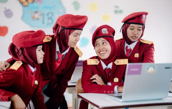Anak-anak siswa di depan gedung Sekolah Rakyat yang baru dibuka