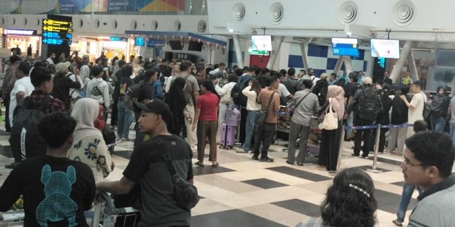 Bandara Kualanamu terlihat sibuk akibat penundaan penerbangan karena erupsi Sinabung
