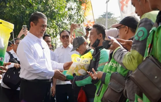 Distribusi bantuan beras kepada warga di titik penyaluran lokal