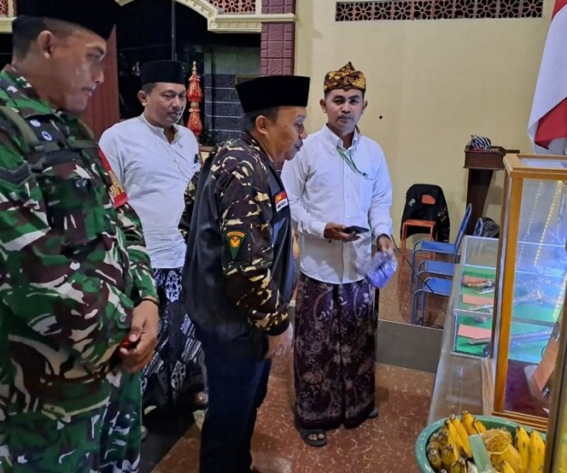 Pusaka keris dipamerkan saat Ngaji Pusaka Bersih Desa Sukowetan Trenggalek