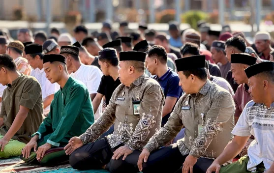 Petugas dan warga binaan melaksanakan Salat Istisqa di salah satu UPT Pemasyarakatan