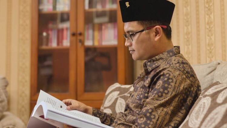 Bupati Muhammad Fawait dan gedung DPRD Jember saat sidang paripurna