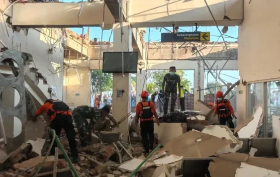 Pengungsian dan hunian sementara bagi korban gempa di Flores, Nusa Tenggara Timur