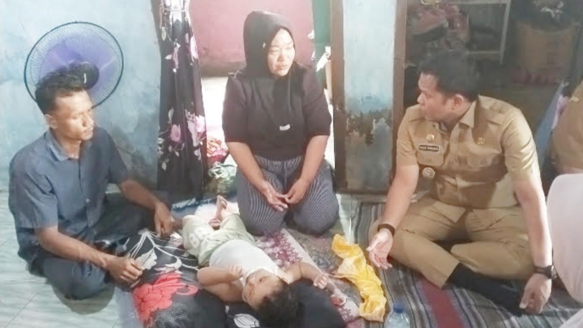 Wakil Bupati Serdang Bedagai menyerahkan kursi roda kepada balita Albizar di Desa Lubuk Rotan