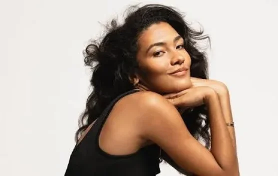 Olivia Dean tampil dengan mikrofon, ilustrasi popularitas lagu di platform streaming