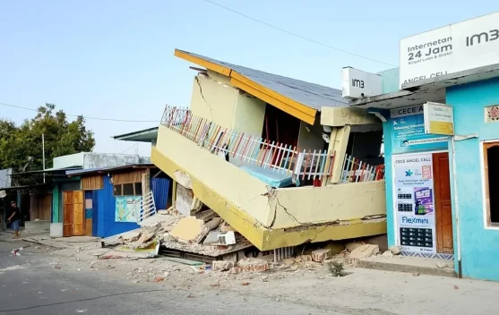 Relawan Dompet Dhuafa mendistribusikan bantuan untuk korban gempa di Nusa Tenggara Timur
