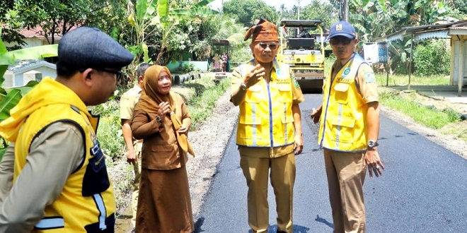 Bupati Anton meninjau proses pengaspalan ruas jalan di Kecamatan Gunung Maligas