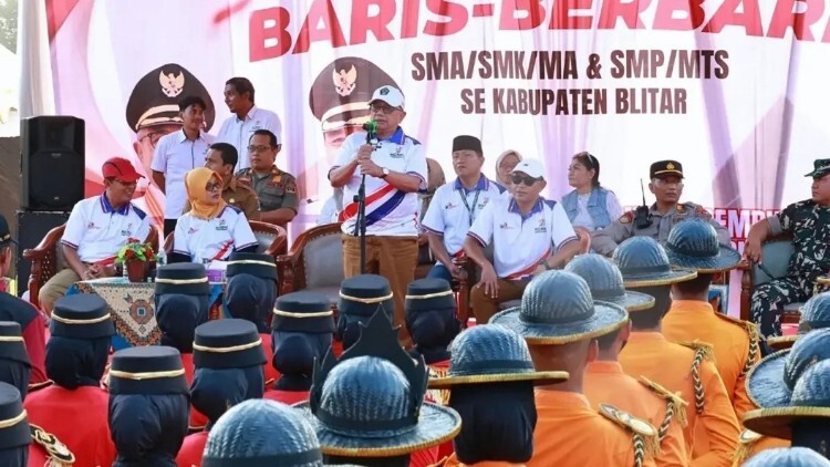 Pelajar mengikuti Parade Baris Berbaris di Alun-Alun Kabupaten Blitar