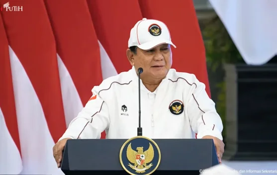 Presiden Prabowo tersenyum saat melepas kontingen Asian Games 2026 di Istana Negara
