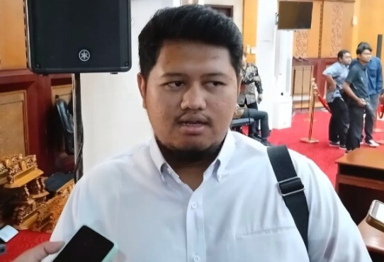 Ilustrasi verifikasi data kemiskinan di Surabaya oleh petugas kelurahan