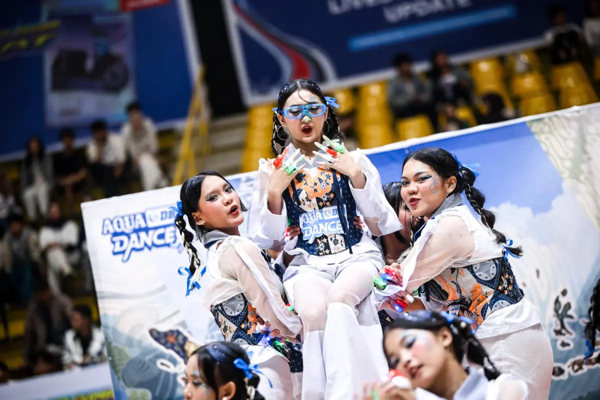 Penampilan tari SMA 1 BPK Penabur dan SMAN 24 Bandung di panggung AQUA DBL Dance 2026