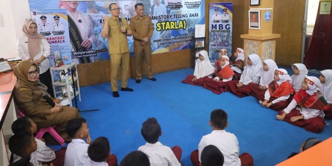 Wakil Wali Kota Tanjungbalai berbicara dengan anak-anak di Perpustakaan dan Arsip