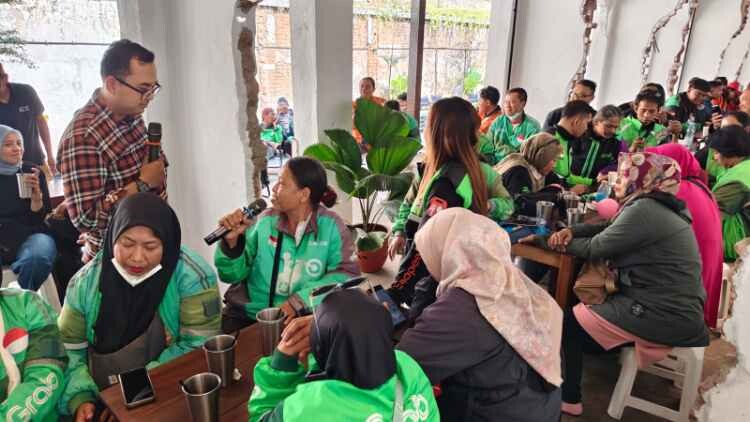 Pengemudi ojol berdialog dengan anggota DPRD Kota Kediri saat sarasehan mengenai DTSEN dan P3K
