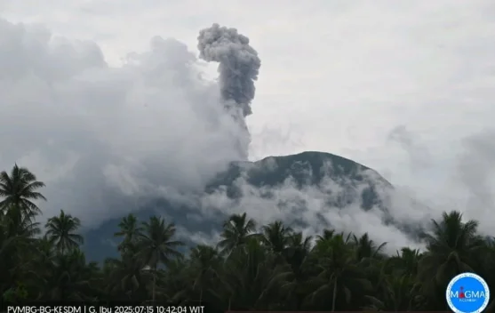 Kolom abu erupsi Gunung Ibu terlihat di Pulau Halmahera