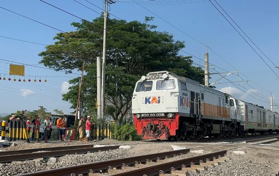 Penumpang menunggu kereta di stasiun sebagai alternatif setelah gangguan penerbangan