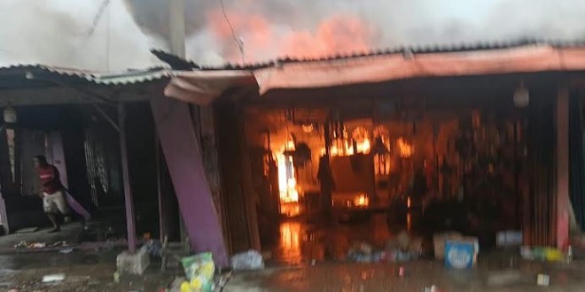 Kobaran api dan kepulan asap di permukiman Jalan Pakpak Sidikalang saat pemadaman