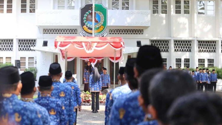 Bupati Ipuk memimpin upacara Hari Kesadaran Nasional di Kantor Bupati Banyuwangi