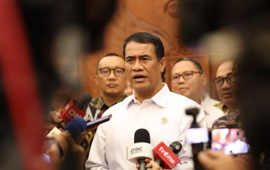 Beras premium di rak supermarket siap dijual