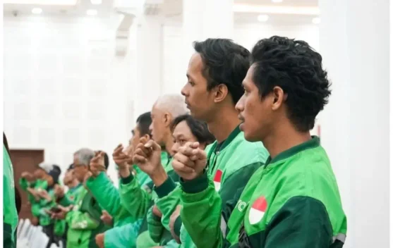 Pelatihan literasi keuangan dan safety riding untuk pengemudi ojek online tuli