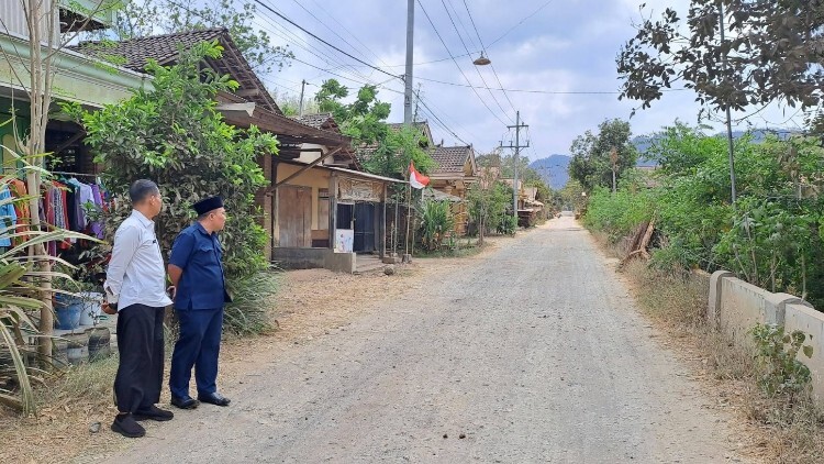 Ketua DPRD Trenggalek meninjau jalan rusak penghubung Desa Gador dan Desa Pakis