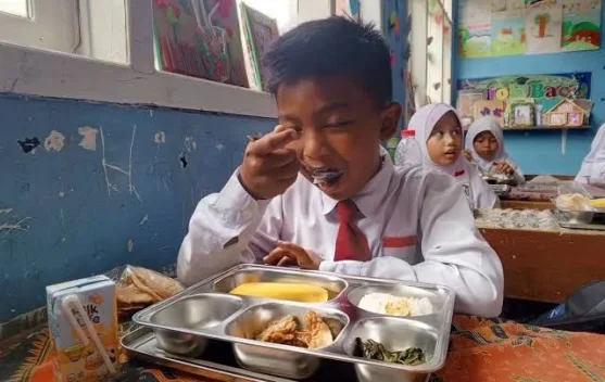 Wadah makan baja tahan karat (food tray) yang diawasi penerapan SNI wajib