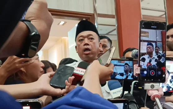 Menteri ATR/BPN Nusron Wahid berbicara di rapat Panja RUU Reforma Agraria