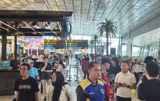 Penumpang menunggu informasi penerbangan setelah erupsi Anak Krakatau
