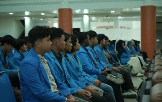 Mahasiswa di kampus menerima informasi program KIP Kuliah dan bantuan pendidikan