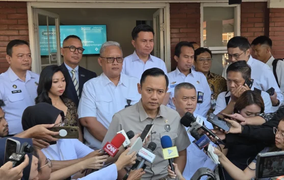 Antrean penumpang di konter maskapai Terminal 1 Bandara Soekarno-Hatta akibat pembatalan penerbangan