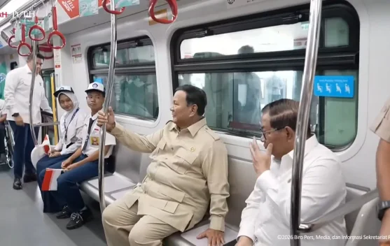Presiden Prabowo menaiki LRT Jakarta saat peresmian rute Kelapa Gading-Manggarai