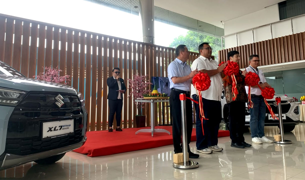 Diler Suzuki Pulogadung dengan tampilan interior baru dan area showroom yang modern