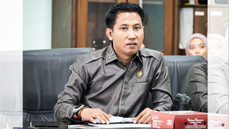 Siswa SMPN 1 Kabuh menerima perawatan di Puskesmas Kabuh setelah konsumsi MBG