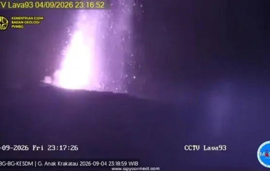 Kolom erupsi Gunung Anak Krakatau yang berpotensi menghasilkan dentuman terdengar jauh