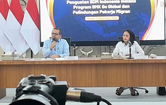 Kapal ikan modern di galangan kapal menunggu pengerjaan