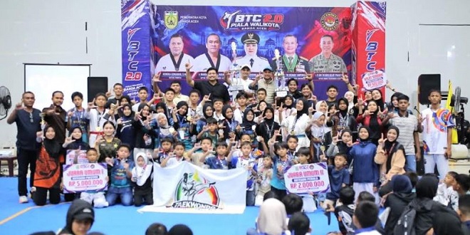 Atlet Dojang Taekwondo Bank Aceh merayakan kemenangan dan mengangkat medali di podium BTC 2.0