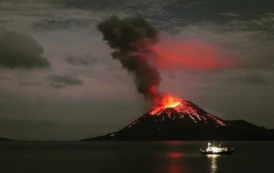 Kolom abu vulkanik Gunung Anak Krakatau menyebar ke barat laut mencapai 2,7 km