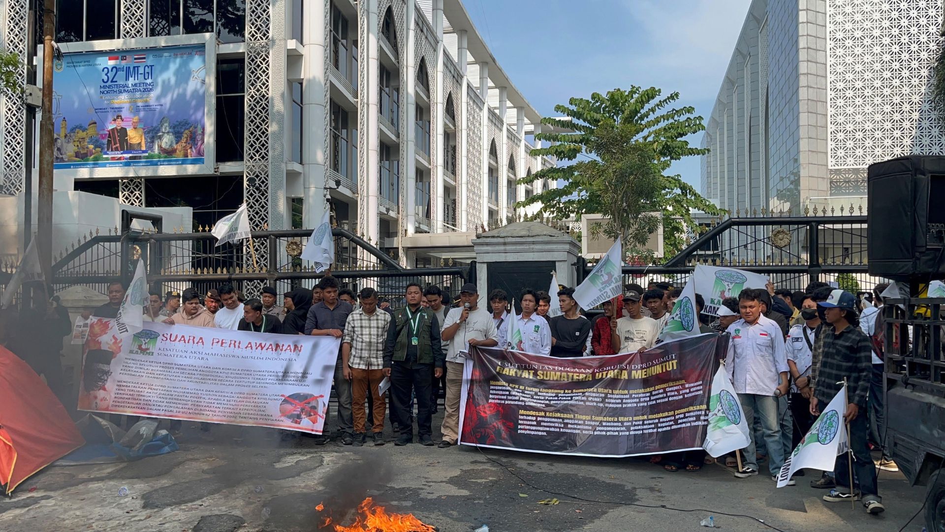Massa KAMMI berunjuk rasa di Gedung DPRD Sumut menuntut transparansi seleksi KPID