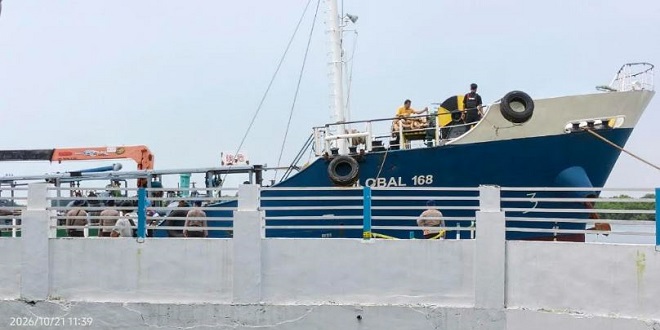 Kapal yang diamankan di Dermaga Pelabuhan Belawan sedang diperiksa petugas