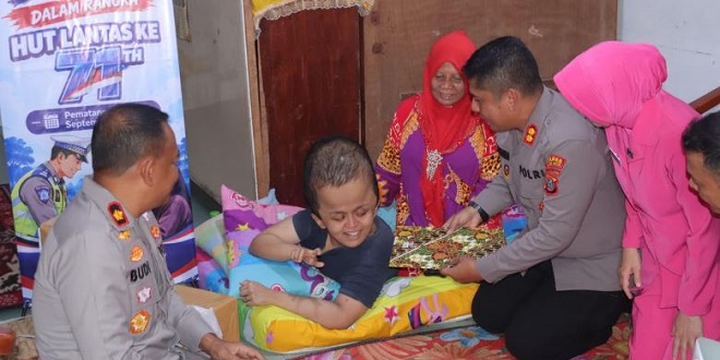 Kapolres Pematangsiantar menyerahkan bantuan sembako kepada keluarga Hany di Pematangsiantar