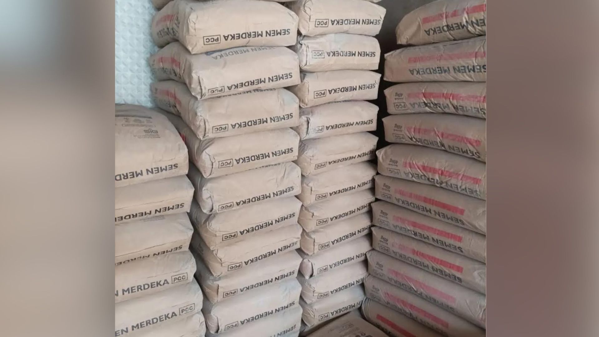 Rak toko bahan bangunan kosong dengan papan harga semen tinggi