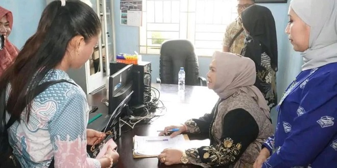 Plt. Bupati Langkat Tiorita Surbakti melakukan sidak di Kantor Camat Hinai
