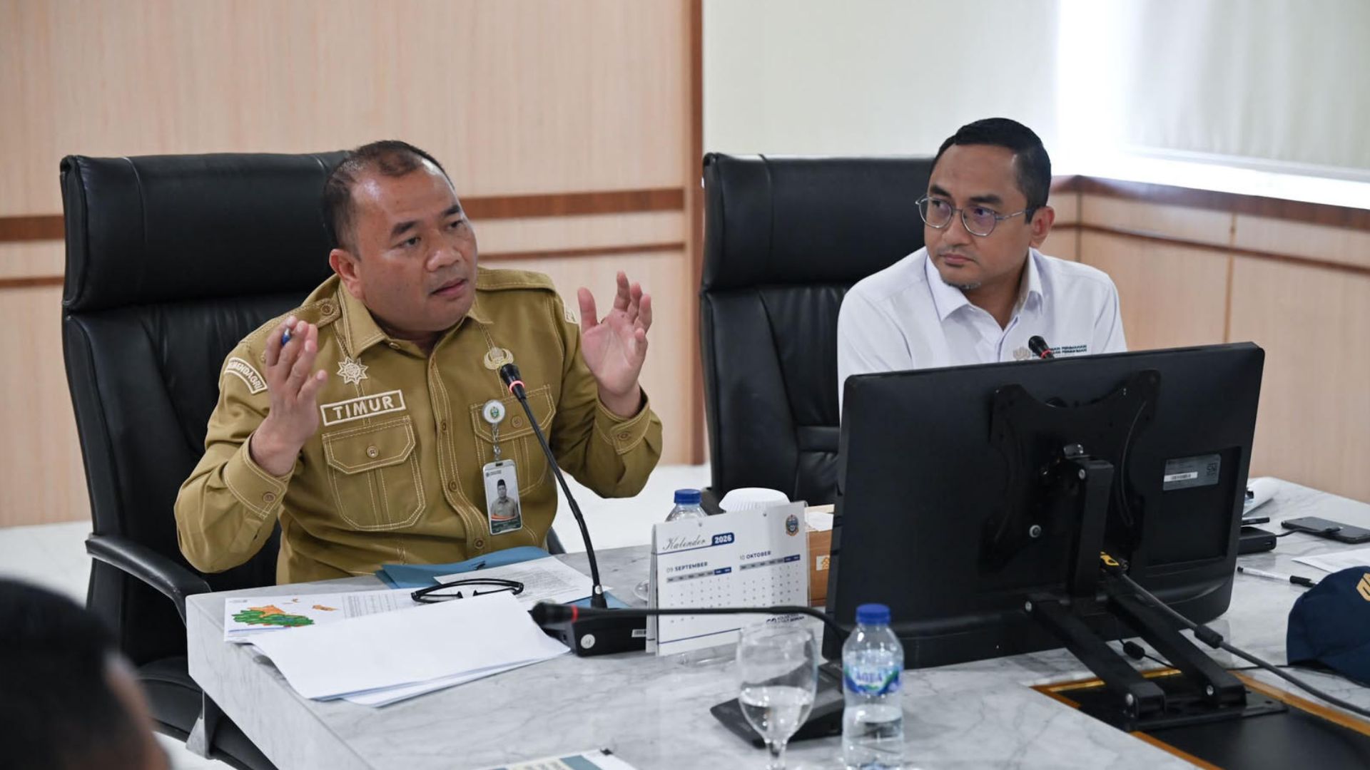 Pekerja memperbaiki rumah sebagai bagian program bedah rumah di Sumatera Utara