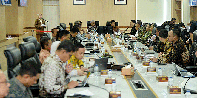 Rapat percepatan pembangunan huntap di Kantor Gubernur Sumut dengan pejabat pemerintah dan perwakilan lintas lembaga